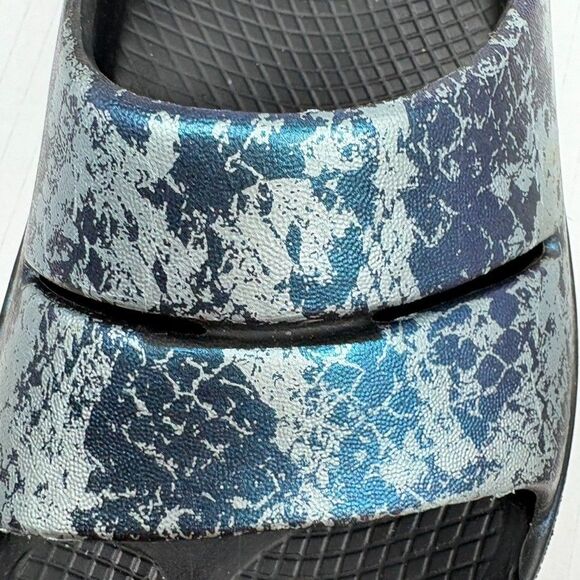 OOFOS Recovery Slides Luxe Sandals Women’s 5 Blue Iridescent Snake Comfortable - Picture 5 of 7